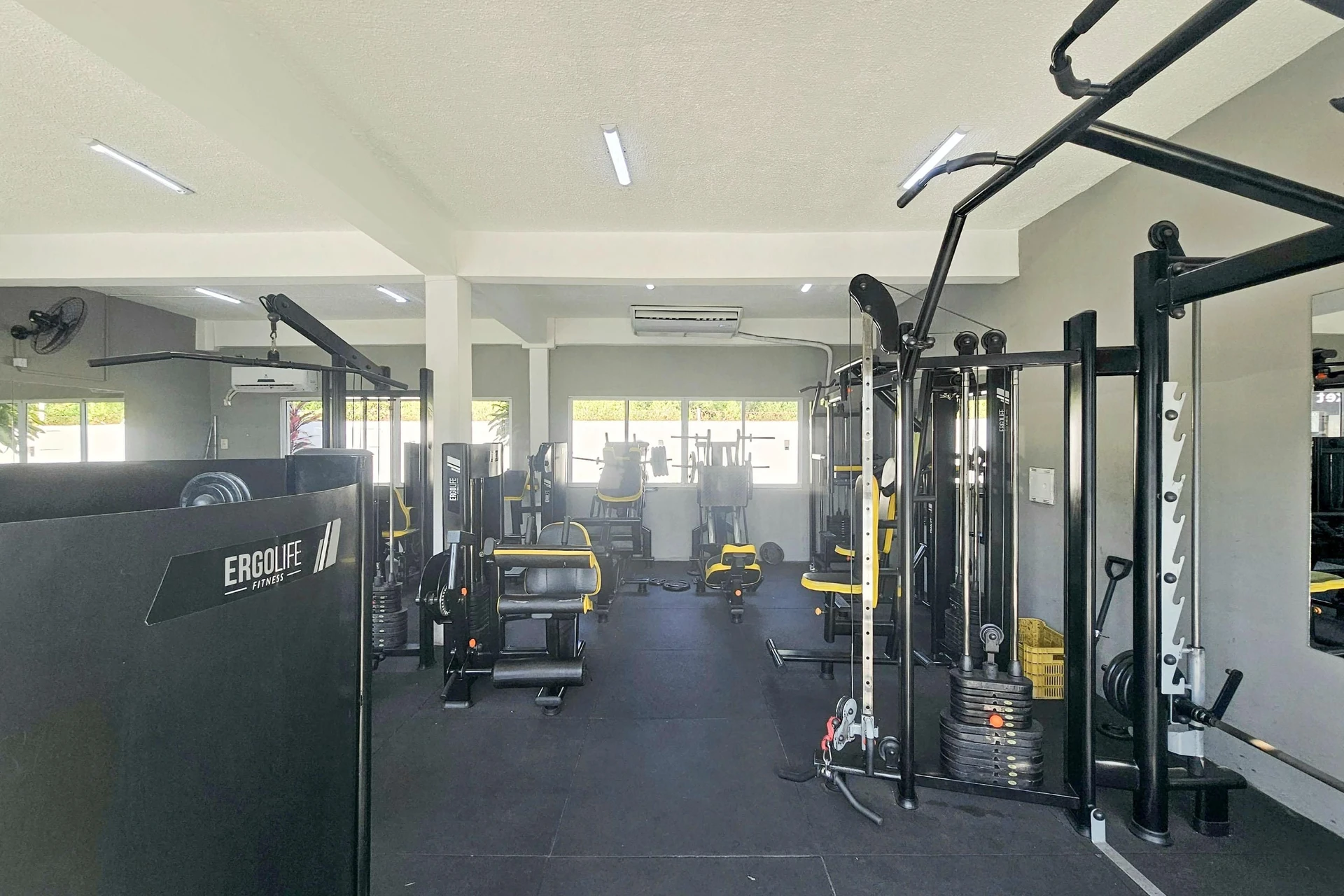 2-bedroom apartment in a building with a gym — photo 10