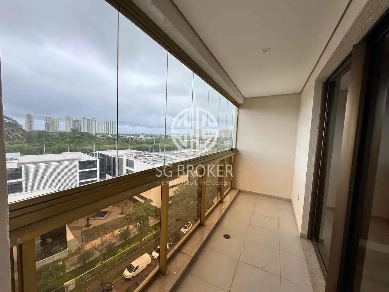 Apartment with views of the city and mountains — photo 2