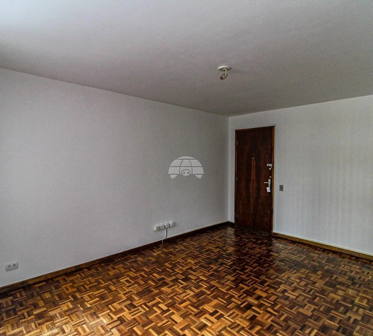 Wood or laminate floors in a one-bedroom apartment, 42 m² — photo 5