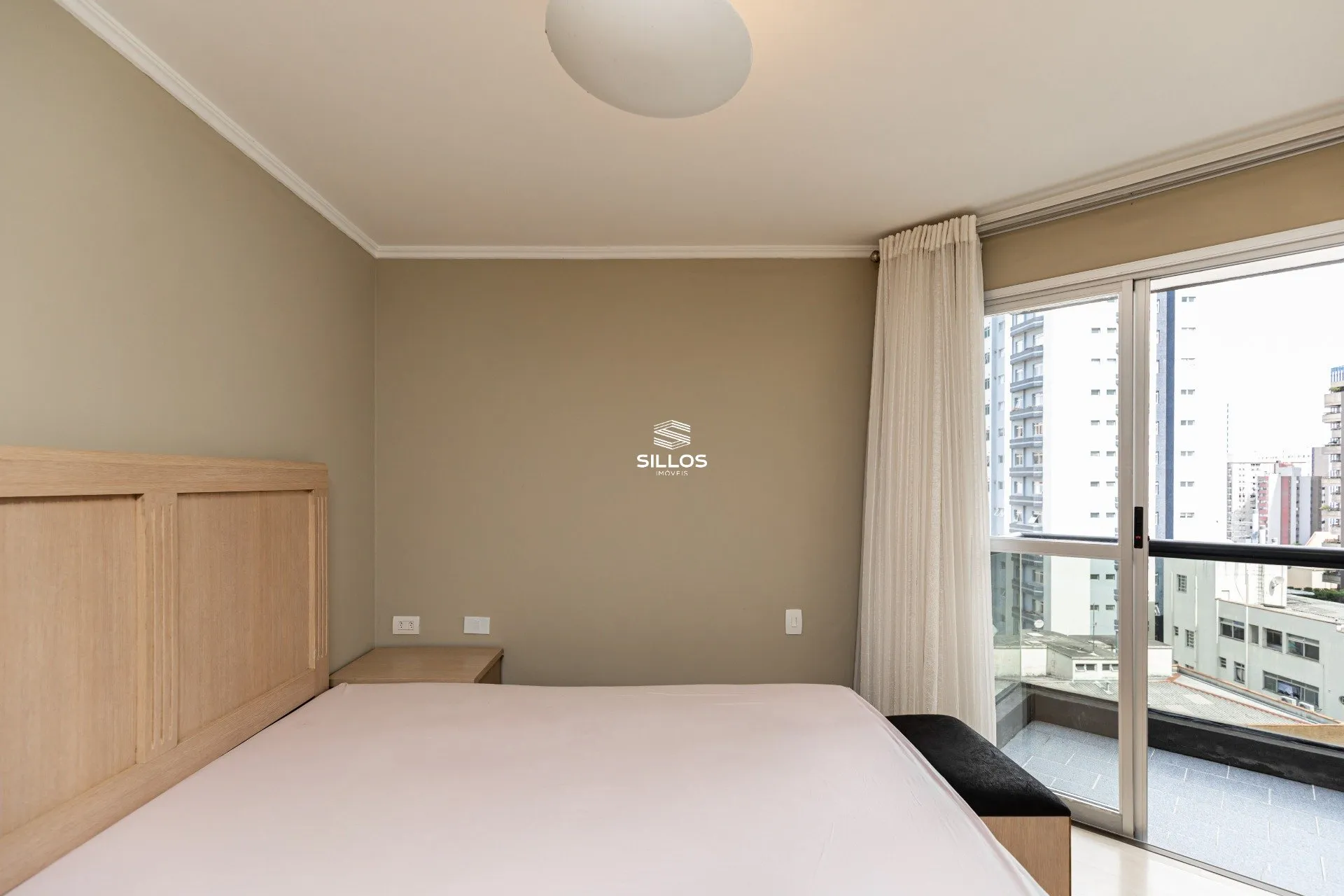 121 m² apartment with a glass-enclosed balcony and a bathtub — photo 40