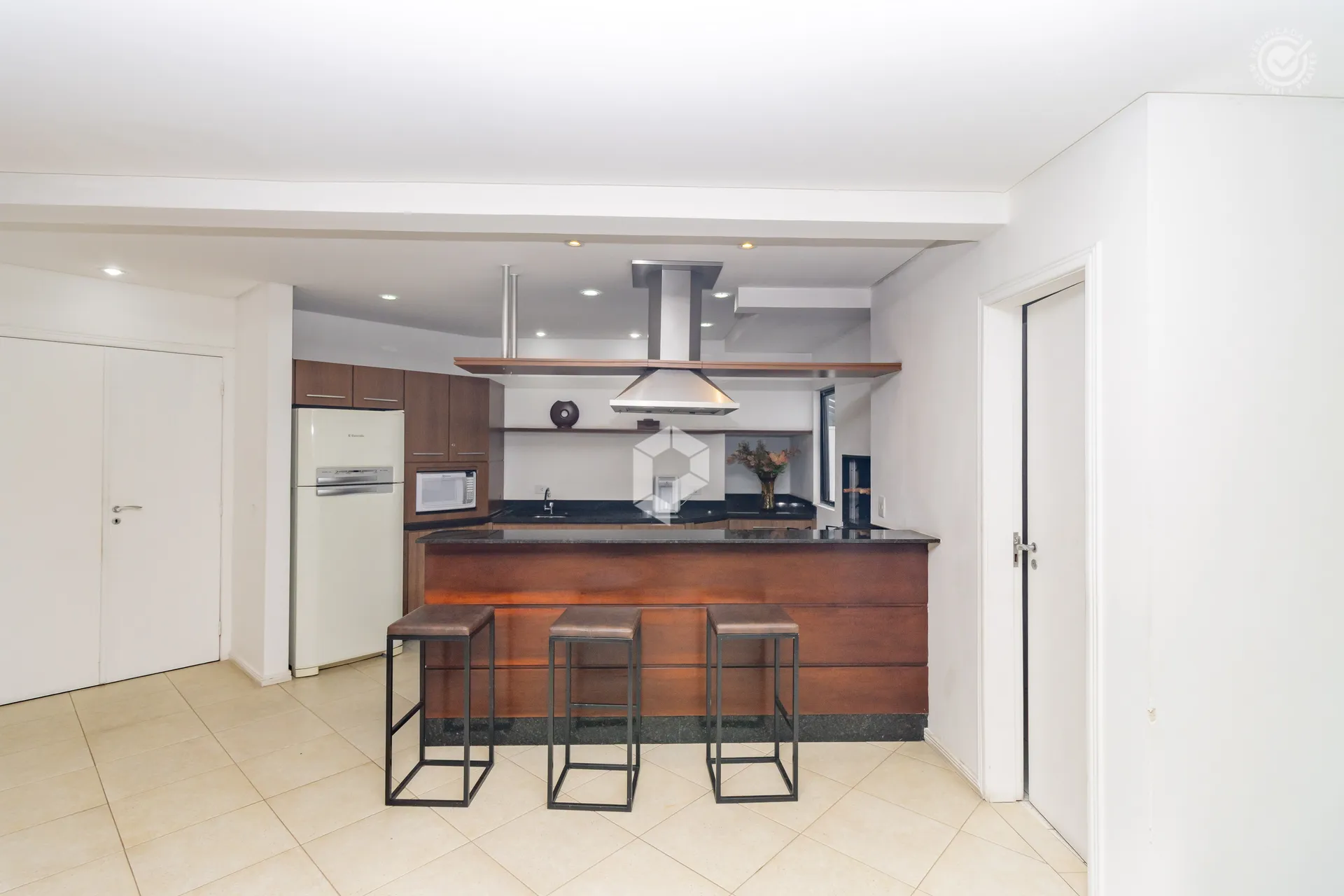 Furnished 1-bedroom apartment with a private BBQ — photo 24
