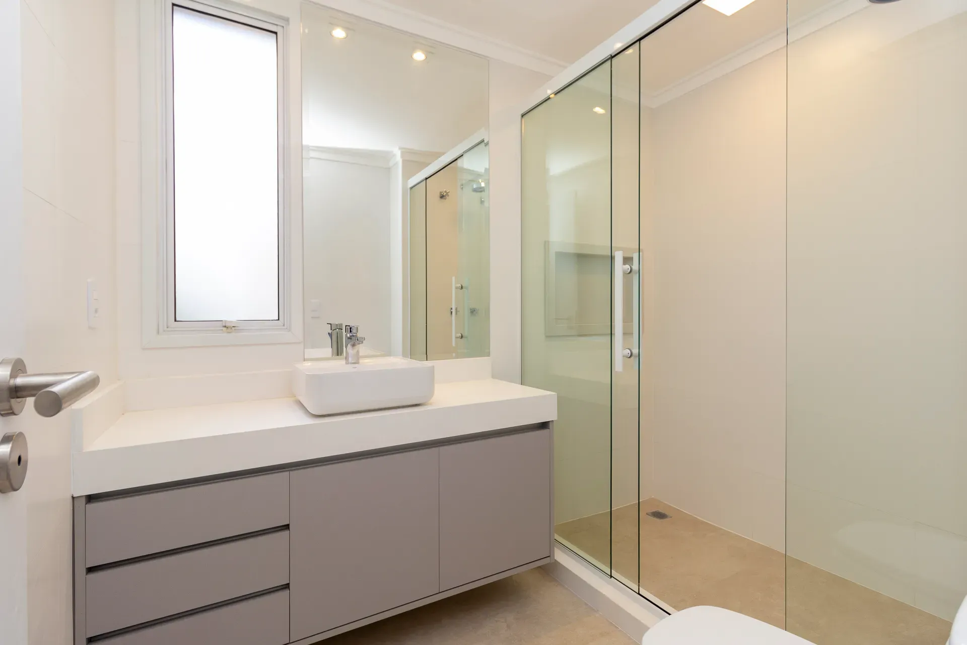 Unfurnished 4-bedroom apartment with 5 bathrooms — photo 42