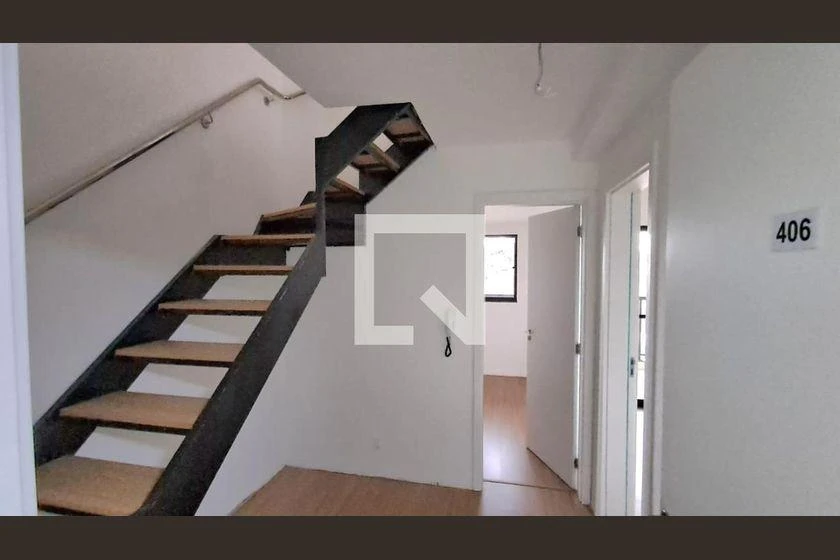 2-bedroom apartment with wood or laminate floors — photo 9
