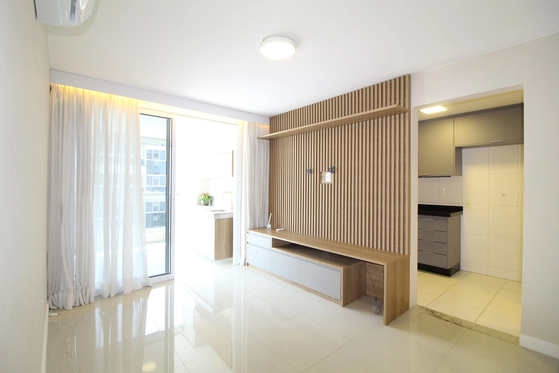 Balcony with a grill in a 2-bedroom apartment, 90 m² — photo 18