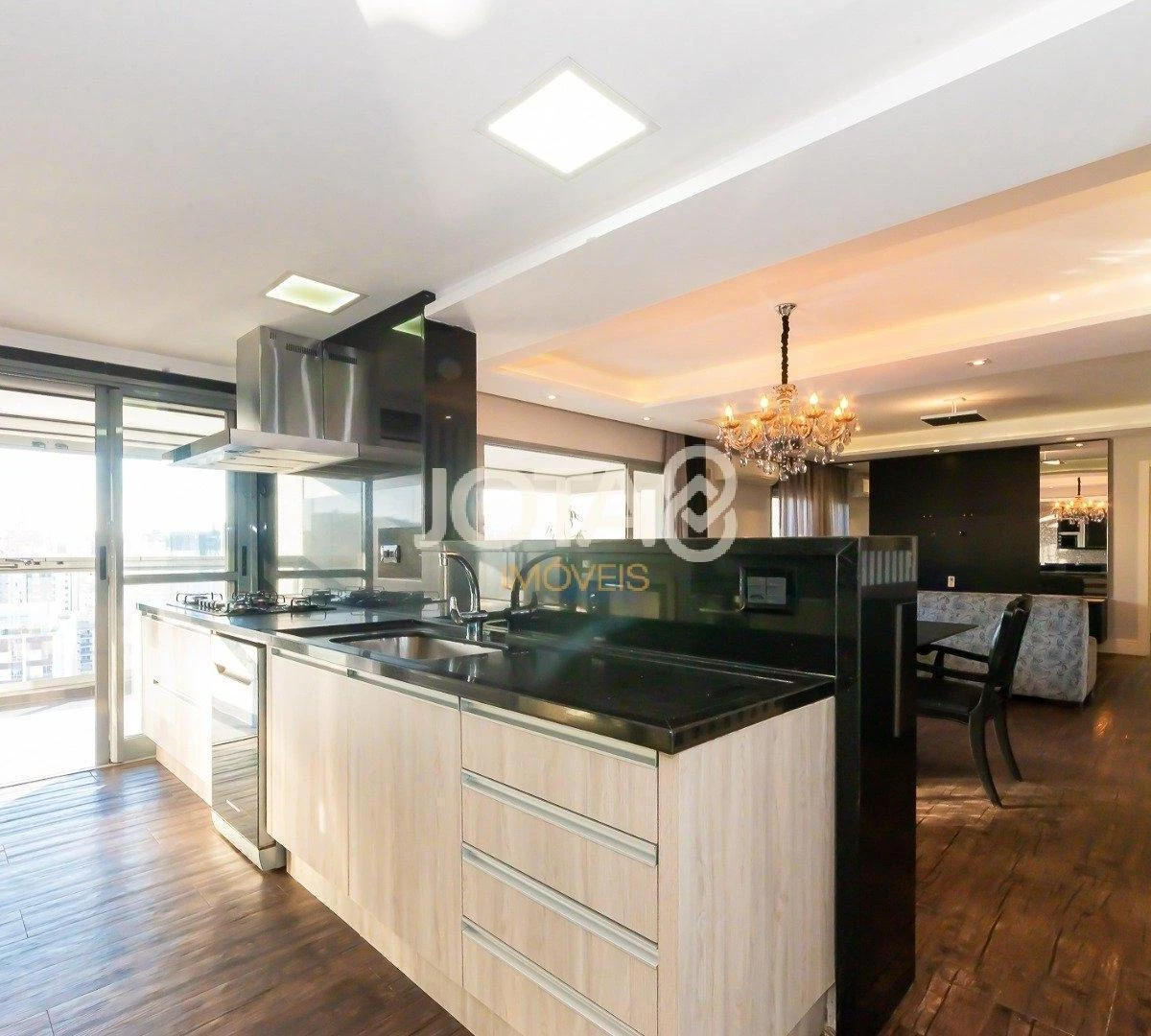 Apartment with 3 en-suite bedrooms and enclosed balcony — photo 2