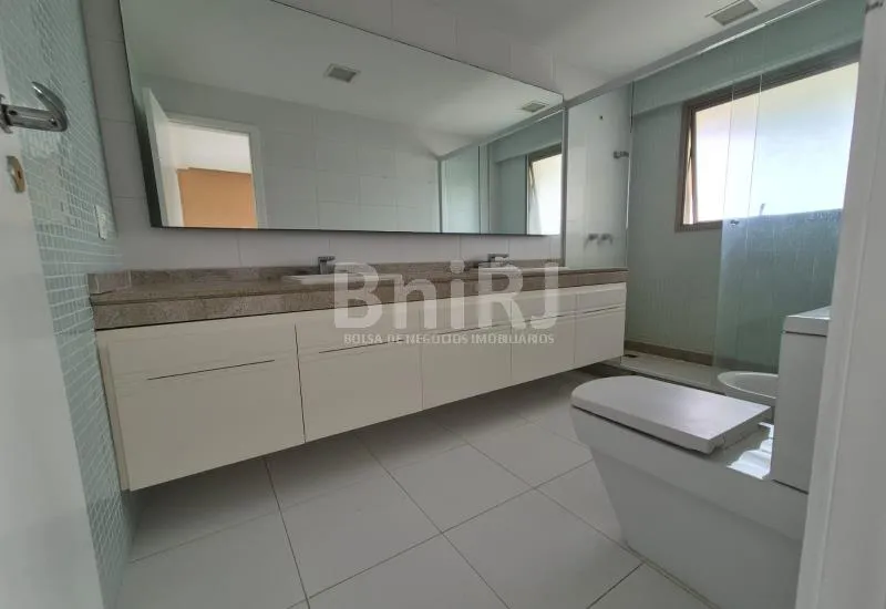 Apartment with 4 bedrooms and a glass balcony — photo 28