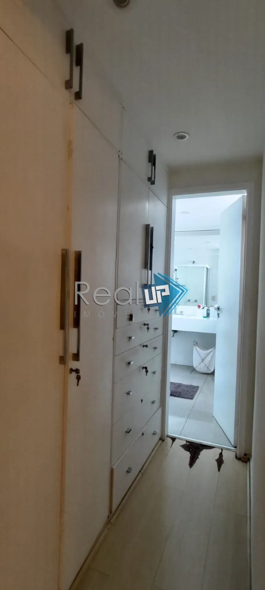 Unfurnished apartment with 3 bedrooms and a glazed balcony — photo 26