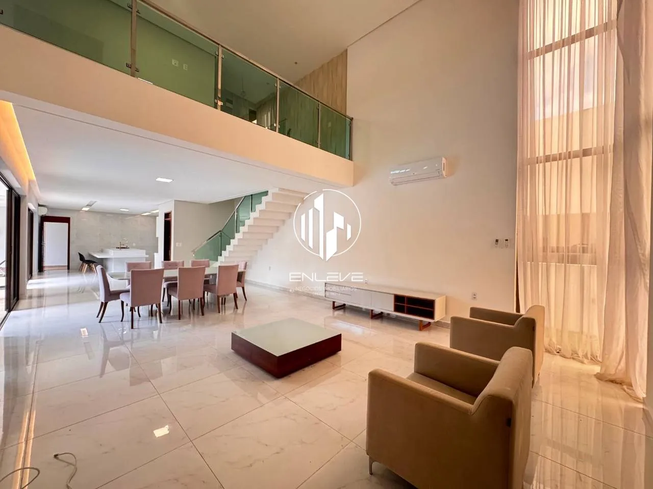 Casa com 4 suítes, 5 banheiros e 600 m²