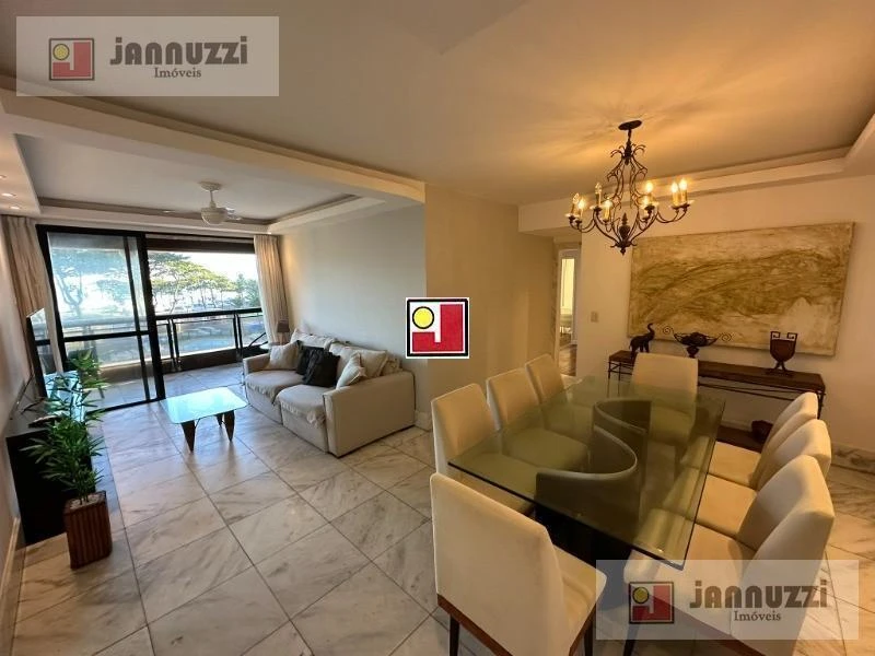 140 m² apartment with a bathtub and a water view