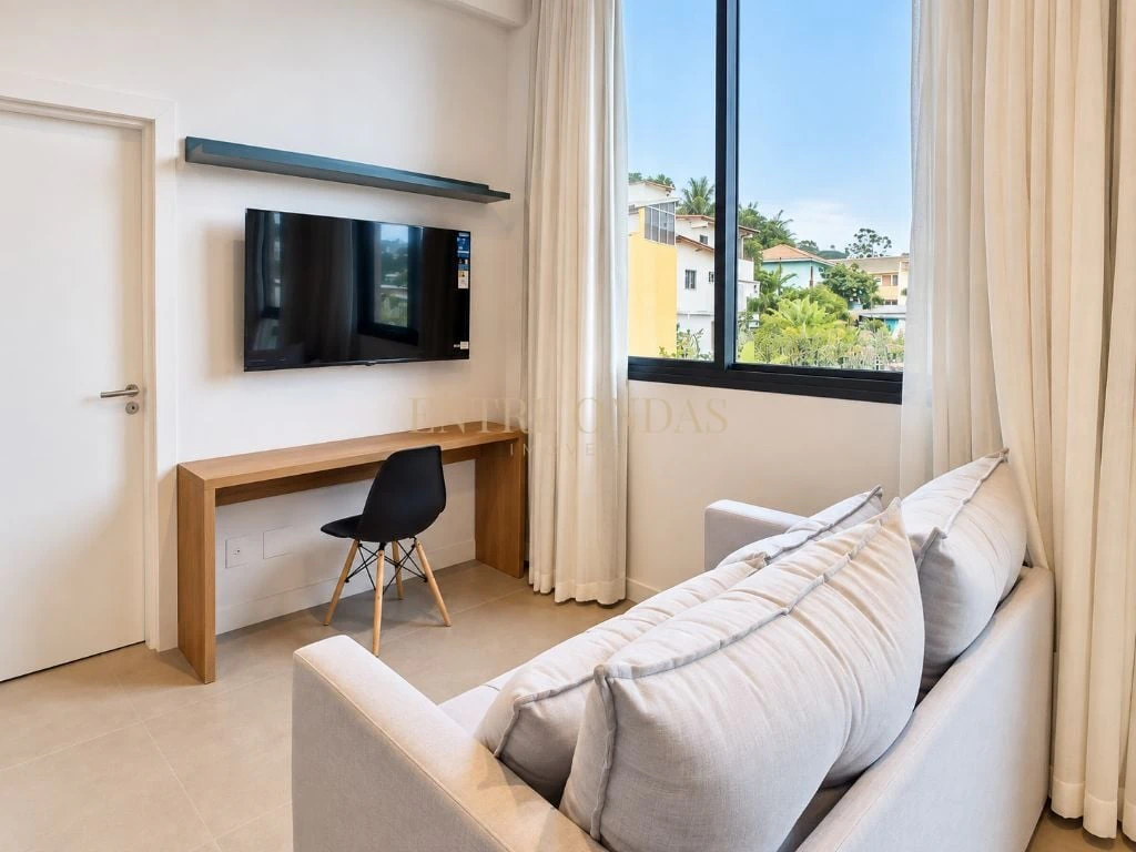 One-bedroom apartment with floor-to-ceiling windows — photo 11