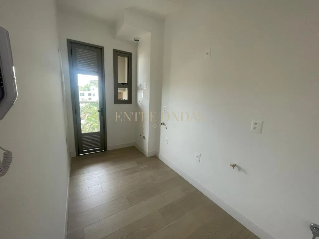 Balcony with a grill in a 2-bedroom apartment, 20 m² — photo 24
