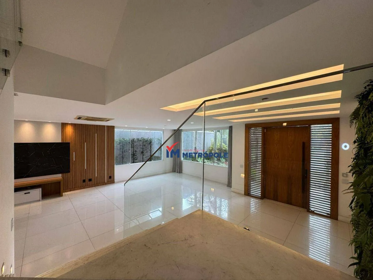 5 quartos e janelas do piso ao teto: casa de 600 m²