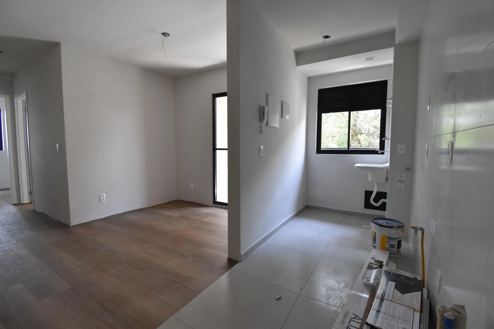 Balcony with a grill in a 3-bedroom apartment, 64 m² — photo 52