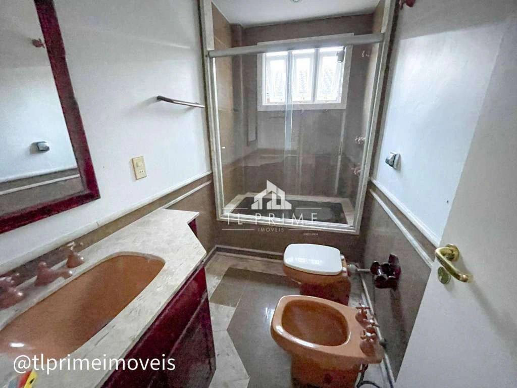House in a gated community with 4 bedrooms and 600 m² — photo 24