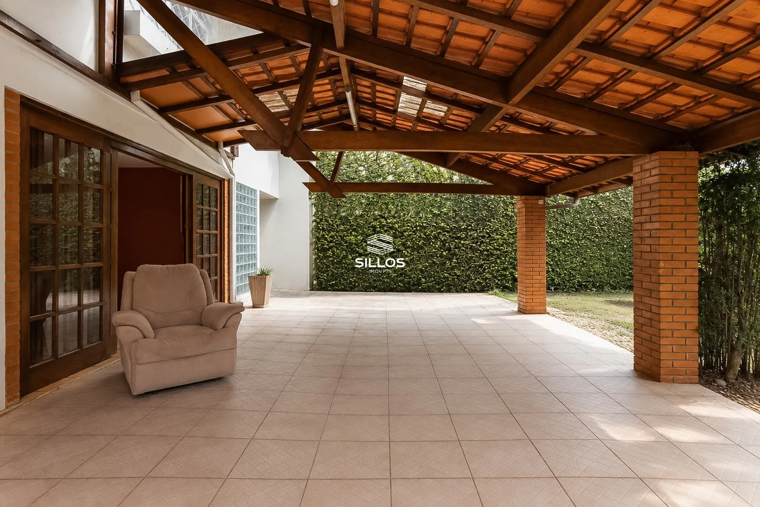 4-bedroom house with a fireplace — photo 15