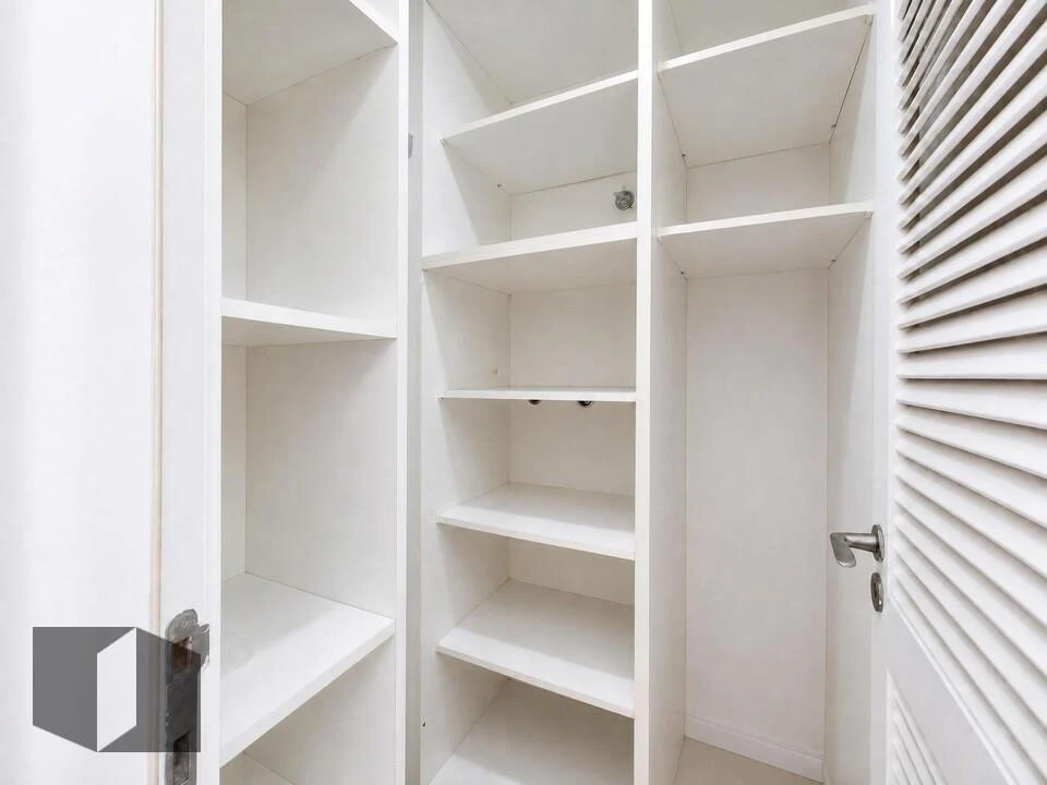 Walk-in closet in a 3-bedroom apartment, 122 m² — photo 20