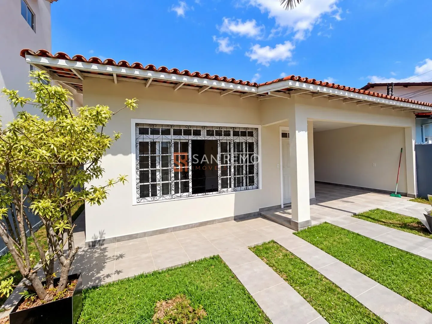 5-bedroom house with a garden