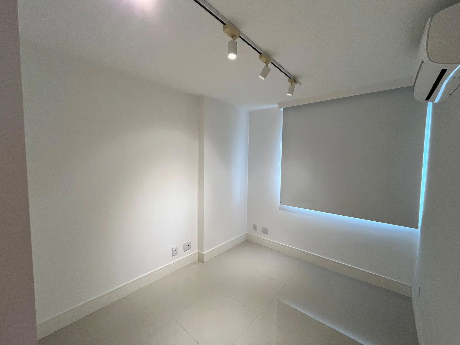 Furnished apartment, 148 m², with a glass-enclosed balcony — photo 14