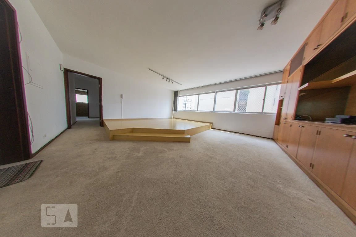 4-bedroom apartment with a walk-in closet — photo 13