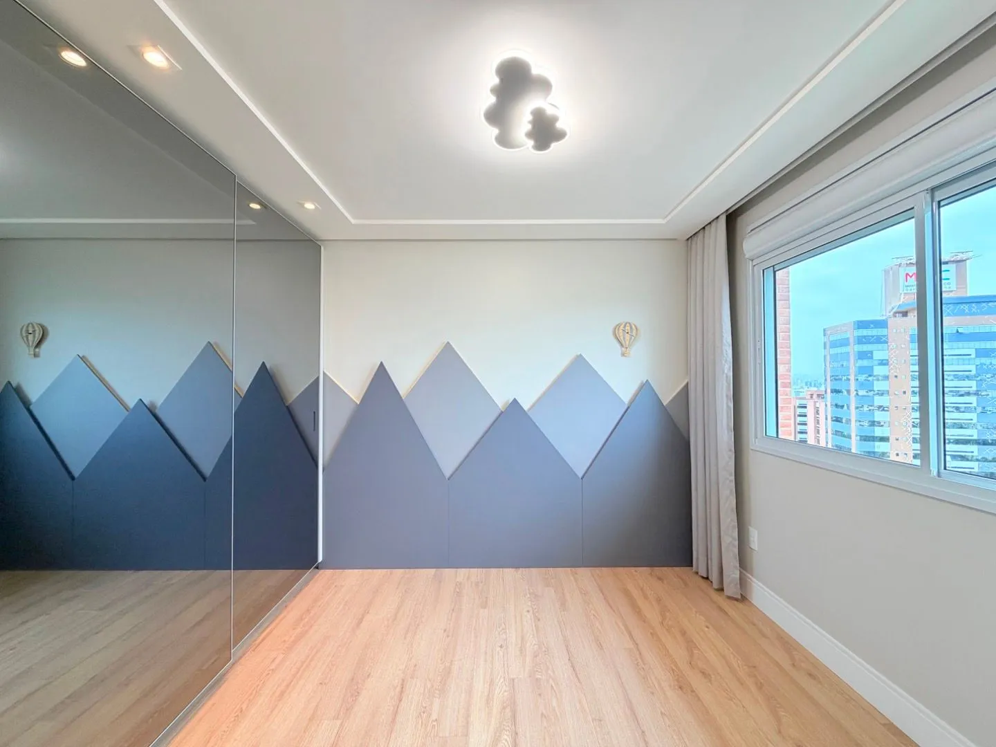 140 m² apartment with 3 bedrooms and a closed balcony — photo 4