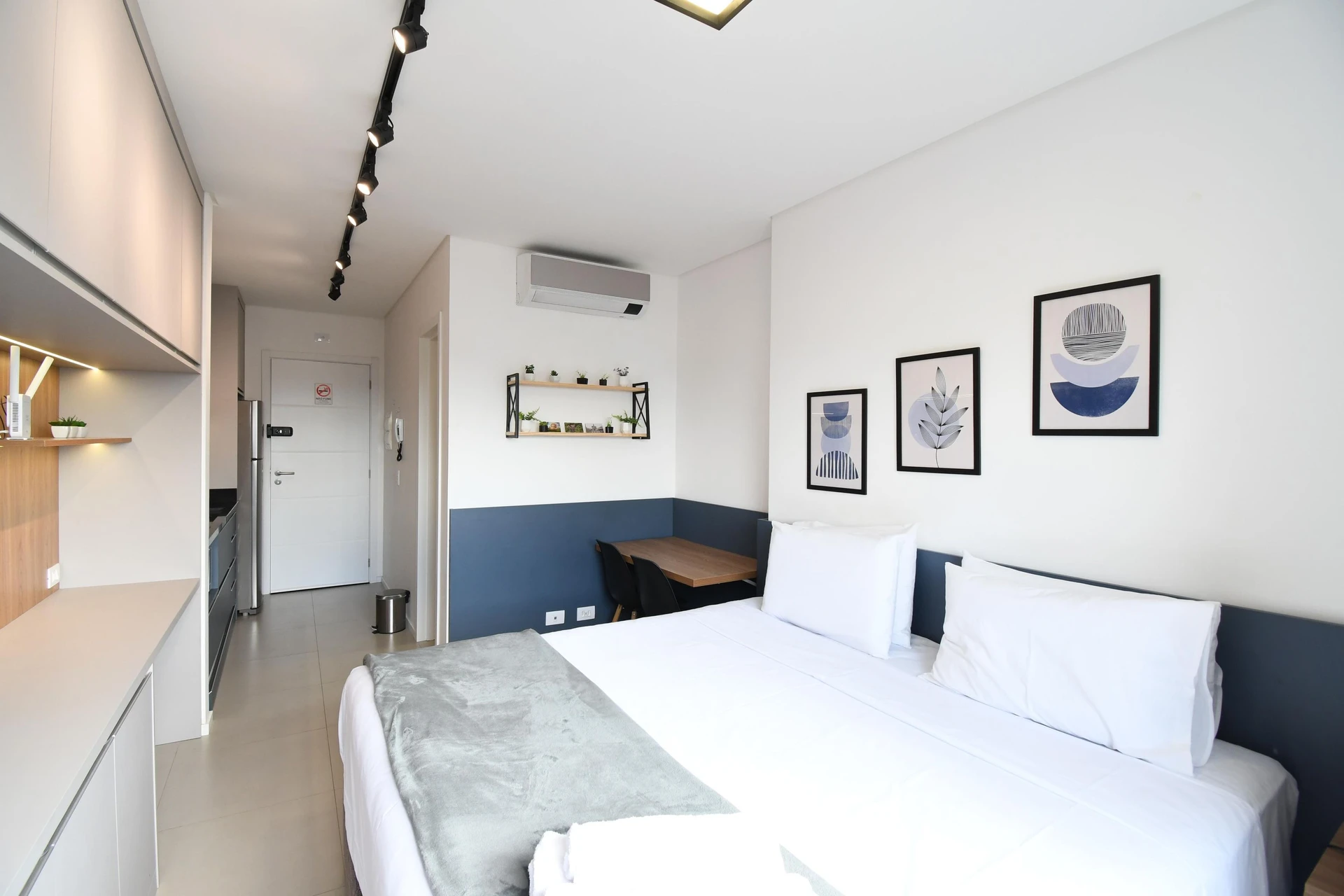 Furnished studio, 25 m², with floor-to-ceiling windows