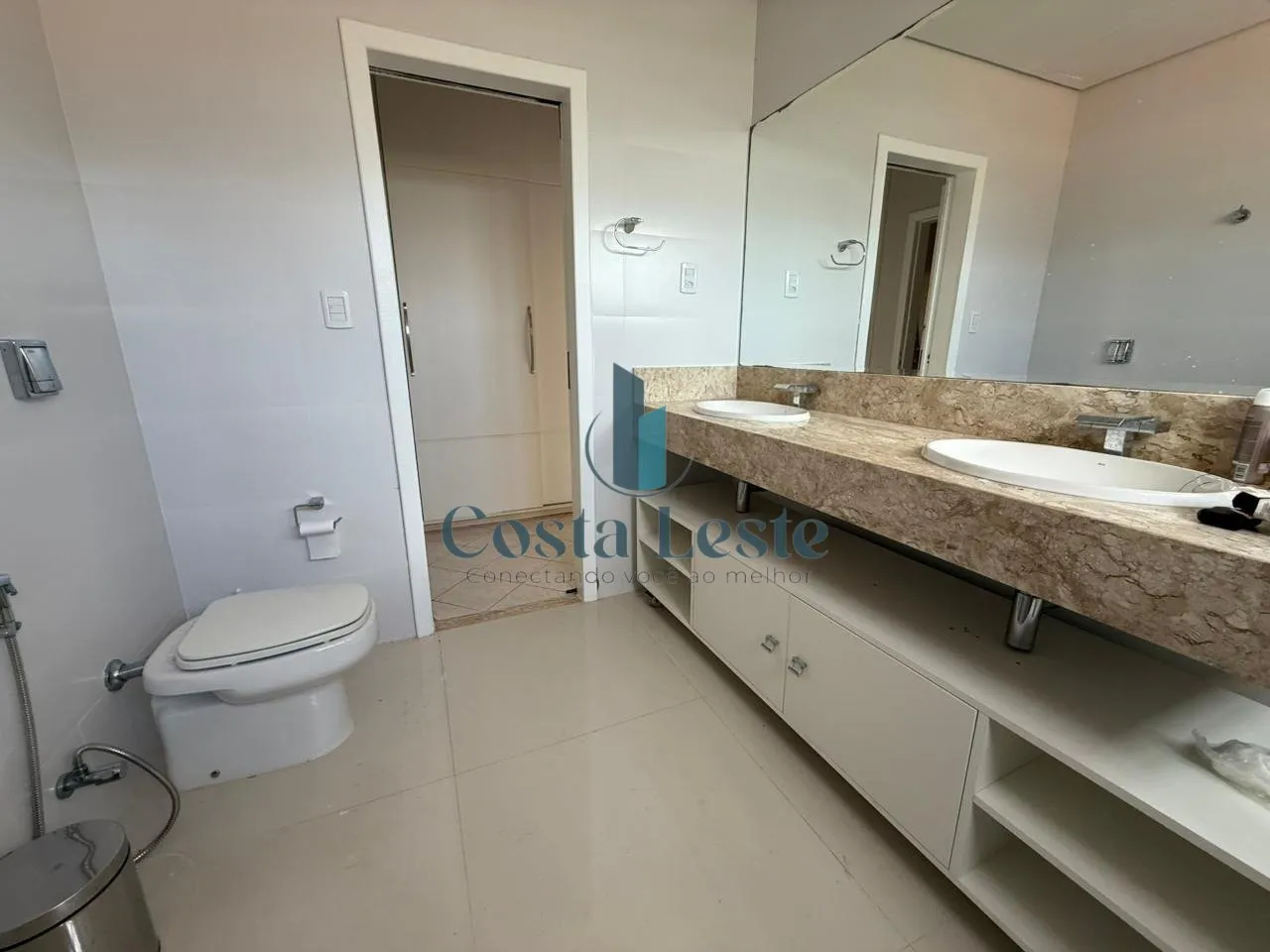 4-bedroom house with a fireplace in Florianópolis — photo 8