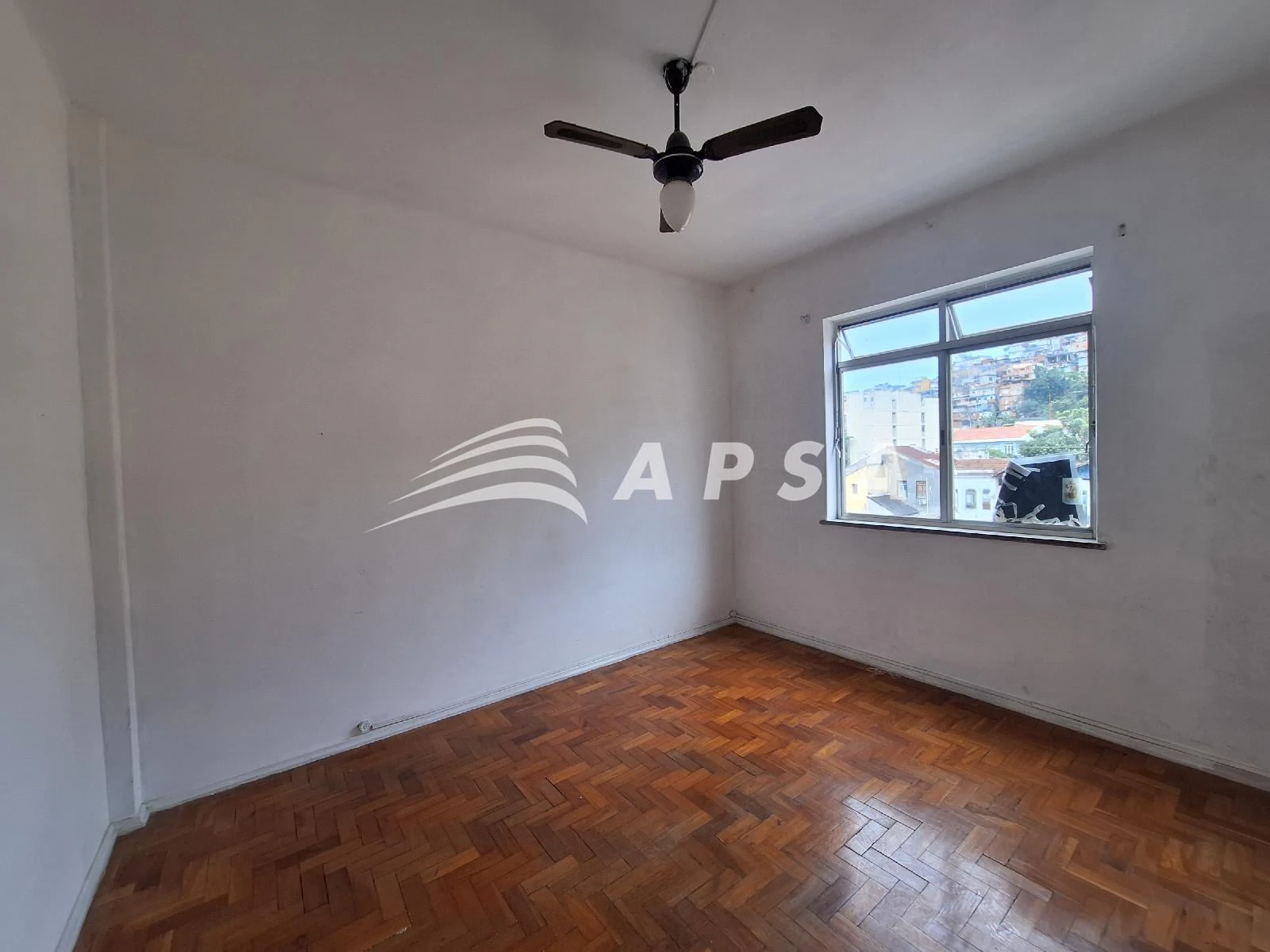 Wood or laminate floors in a one-bedroom apartment, 47 m² — photo 18
