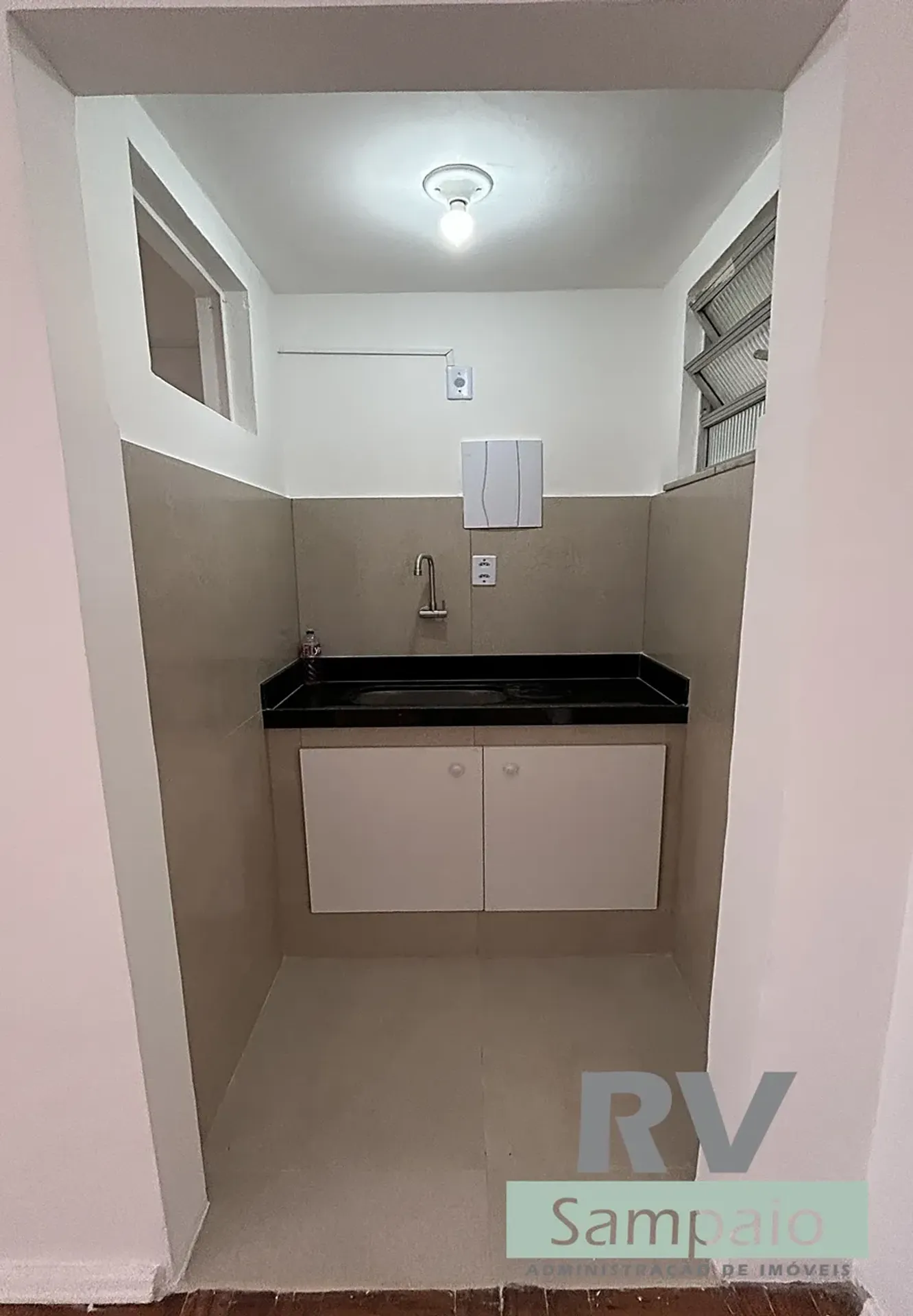 One-bedroom apartment with wood or laminate floors — photo 13