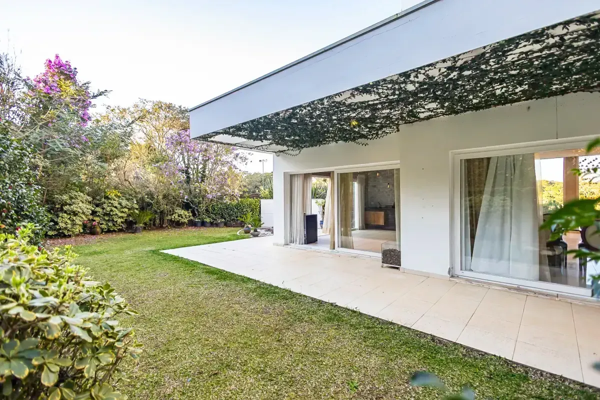 House with 629 m², 4 bedrooms and a balcony — photo 23