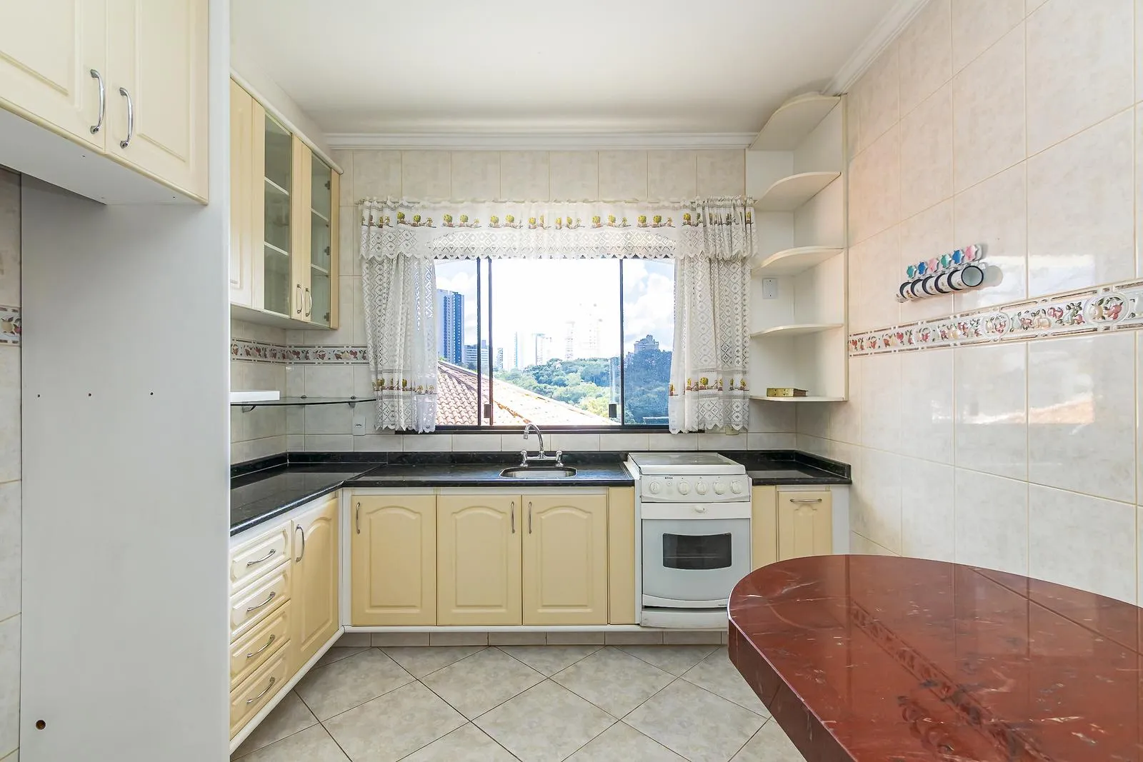3-bedroom house with a separate kitchen and gas stove — photo 7
