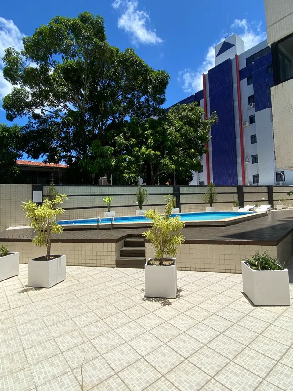 4-bedroom apartment in a building with a pool — photo 7