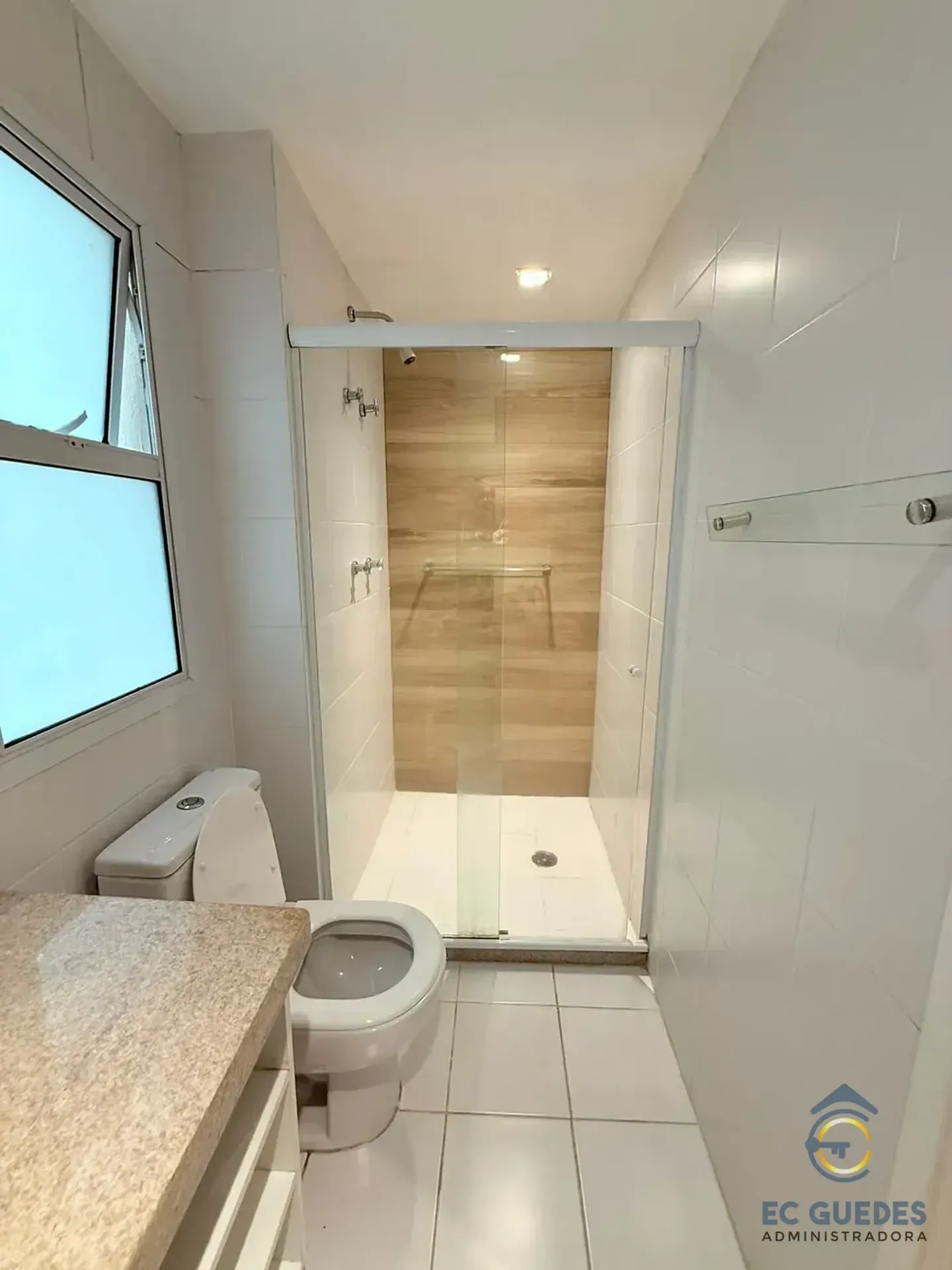 Furnished 3-bedroom apartment with glassed balcony — photo 33
