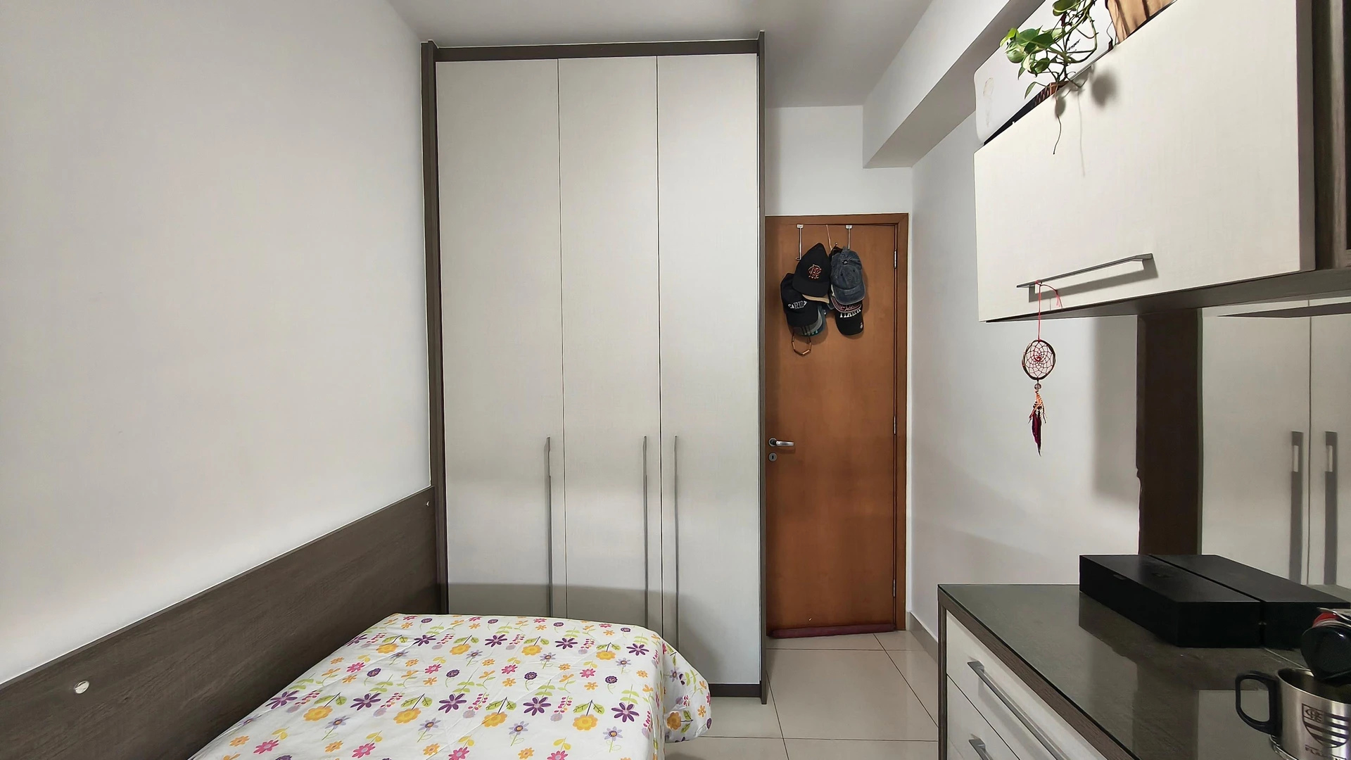 Glass-enclosed balcony in a 3-bedroom apartment, 85 m² — photo 16