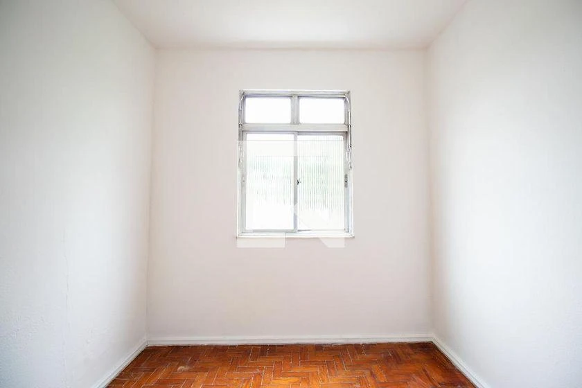 Wood or laminate floors in a 3-bedroom apartment, 80 m² — photo 16