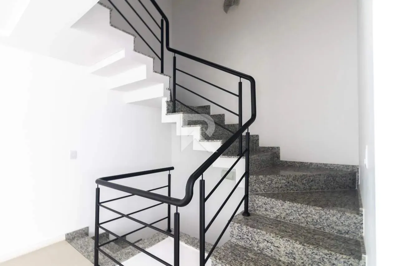 House with 5 bedrooms and 3 parking spaces — photo 9
