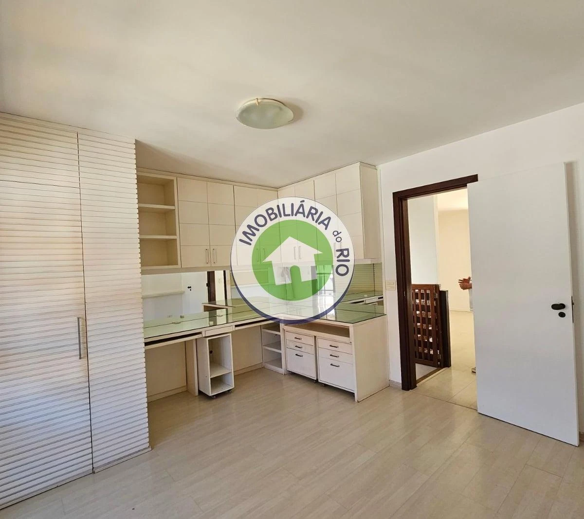 House with 4 bedrooms and 5 bathrooms plus balcony — photo 24