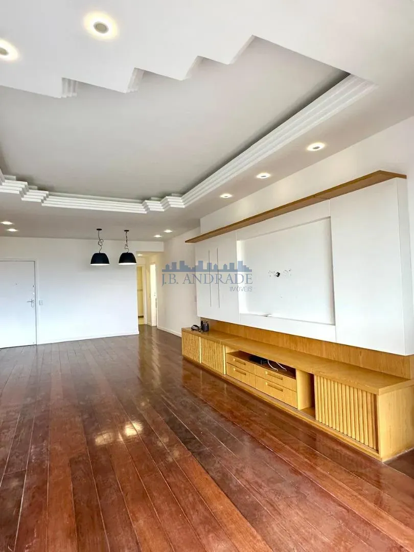Glass-enclosed balcony in a 4-bedroom apartment, 197 m² — photo 10