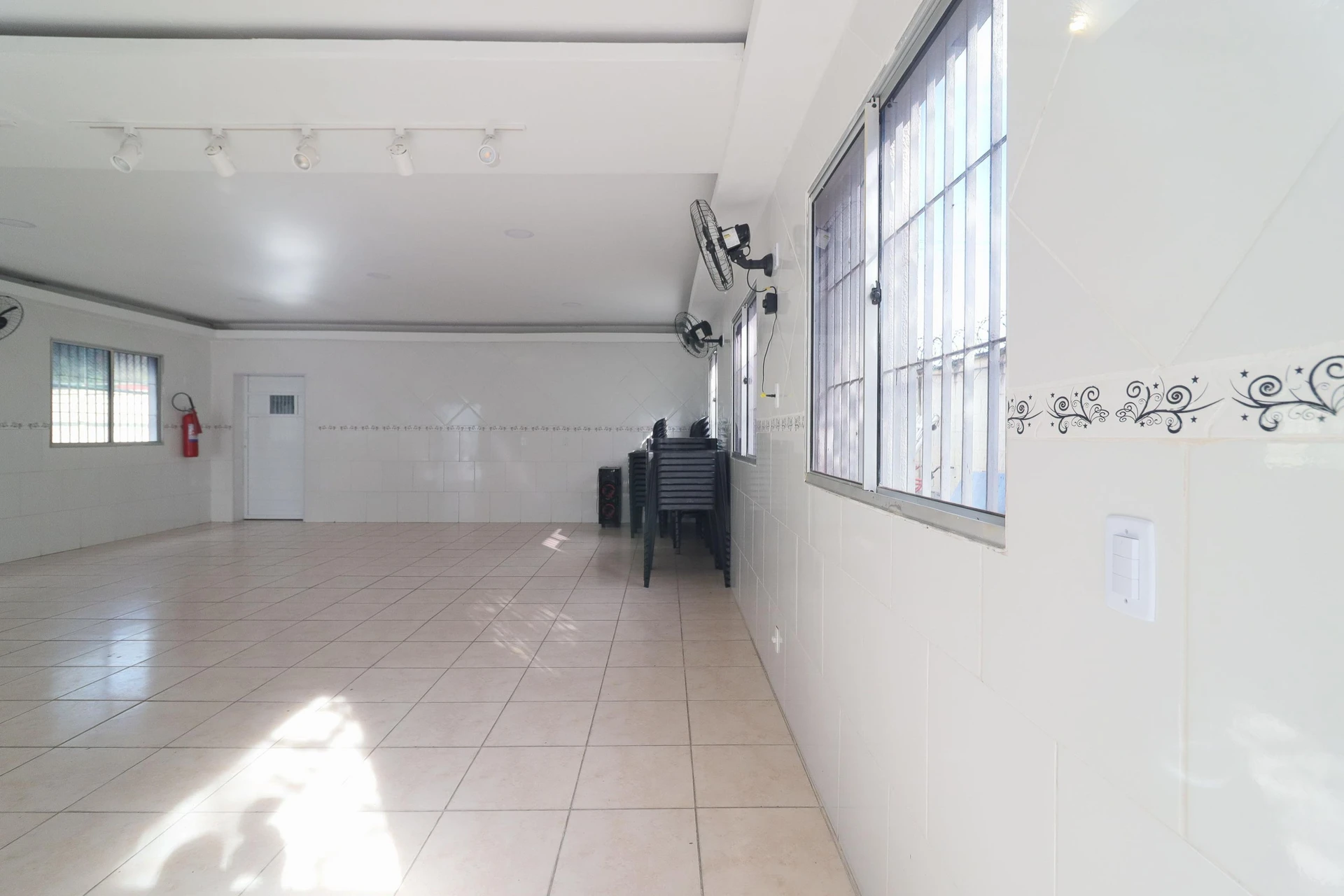 2-bedroom apartment in a building with a gym — photo 42