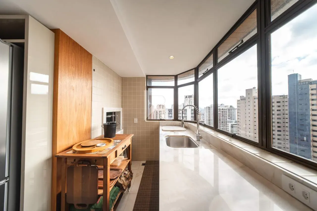 Furnished apartment with 3 bedrooms and 221 m² — photo 5