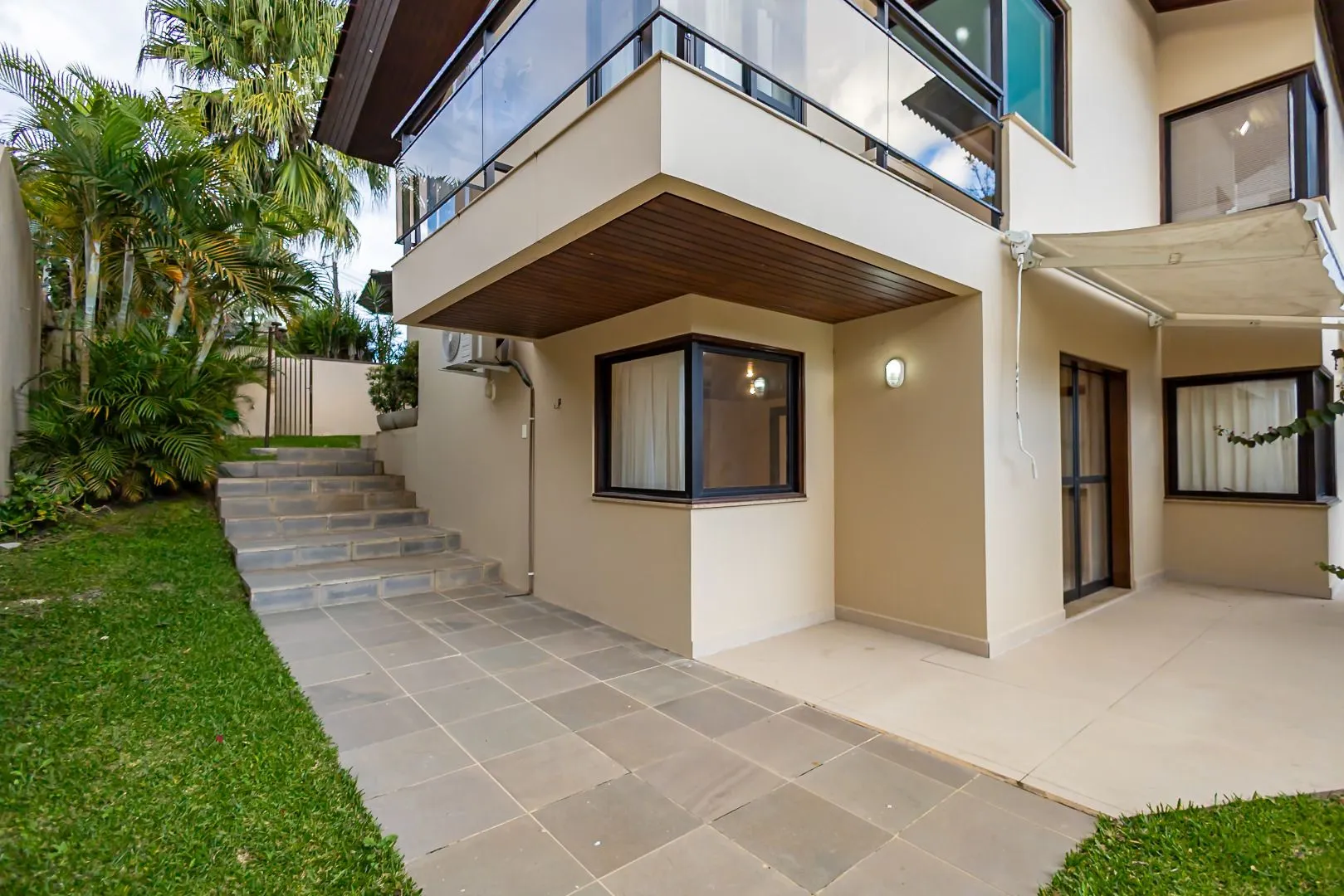 Rental house with 4 bedrooms and 5 bathrooms across 550 m² — photo 7