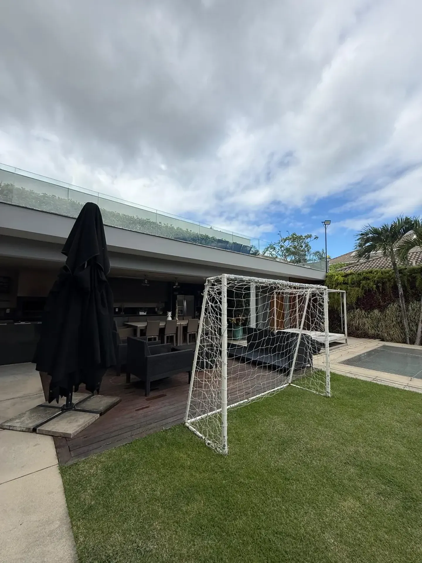 House with 6 en-suite bedrooms and a gas kitchen — photo 12