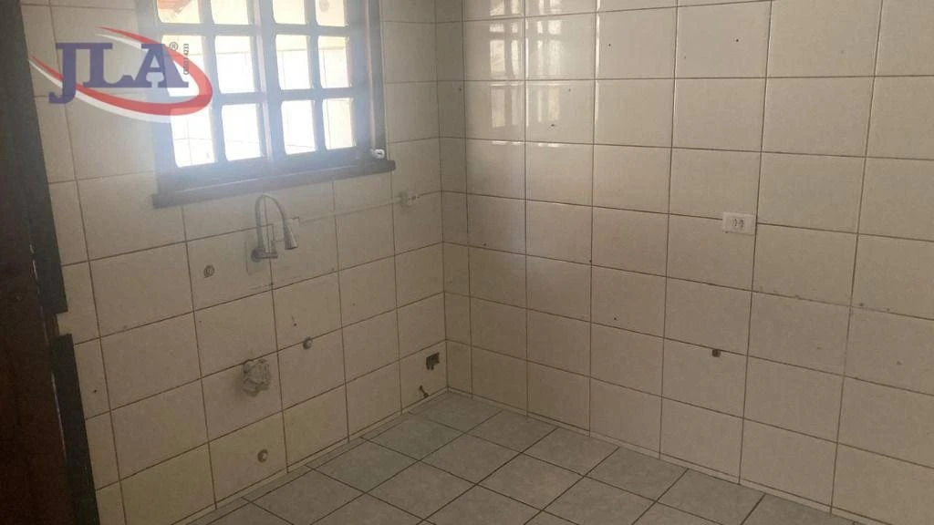 3-bedroom house with a bathtub