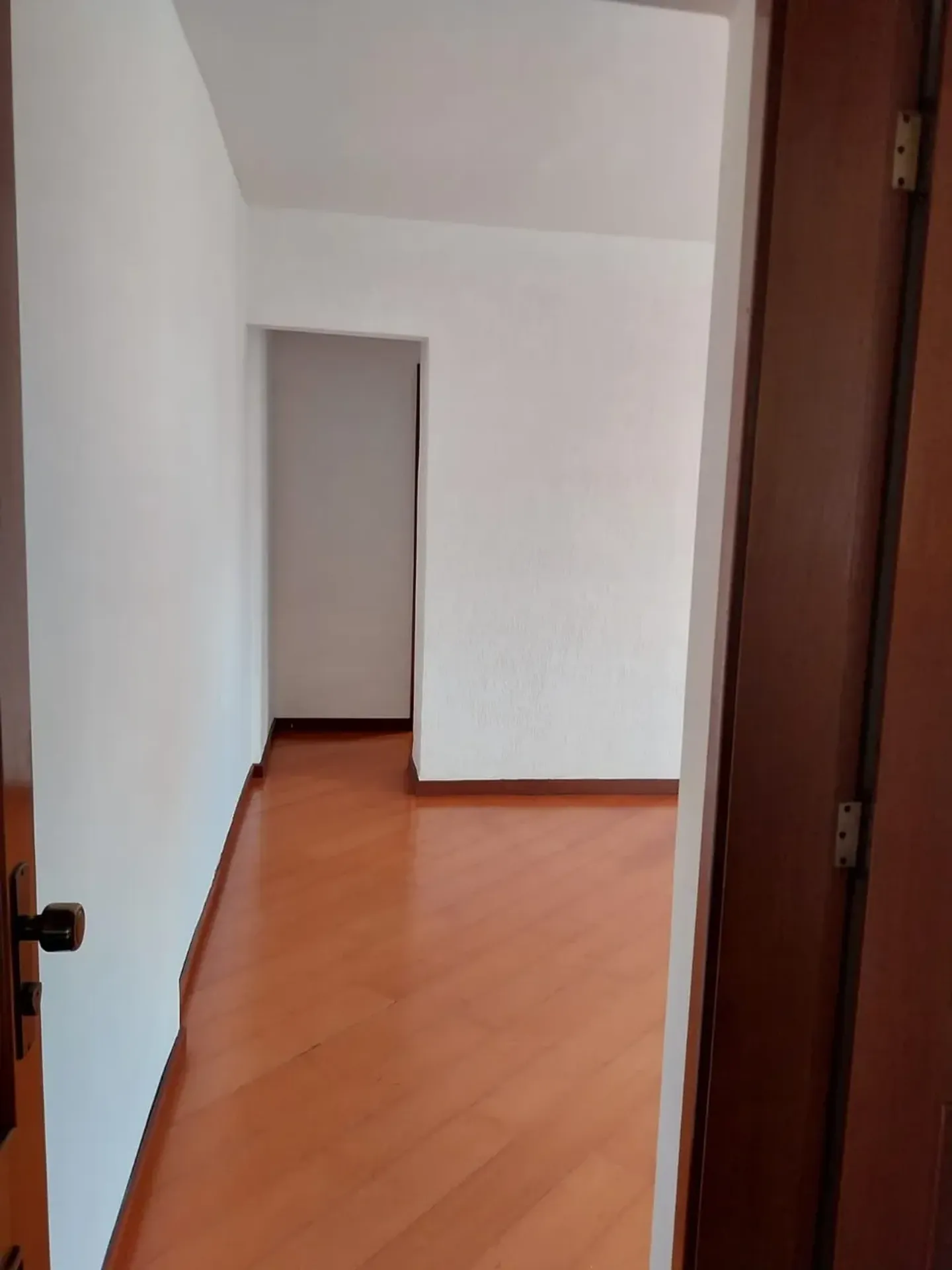 One-bedroom apartment with wood or laminate floors — photo 16