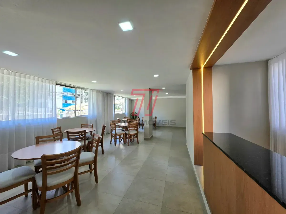 Apartamento de 3 quartos com piso de madeira na sala — photo 37