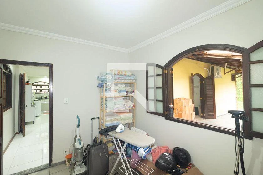 Walk-in closet in a 4-bedroom house, 250 m² — photo 16