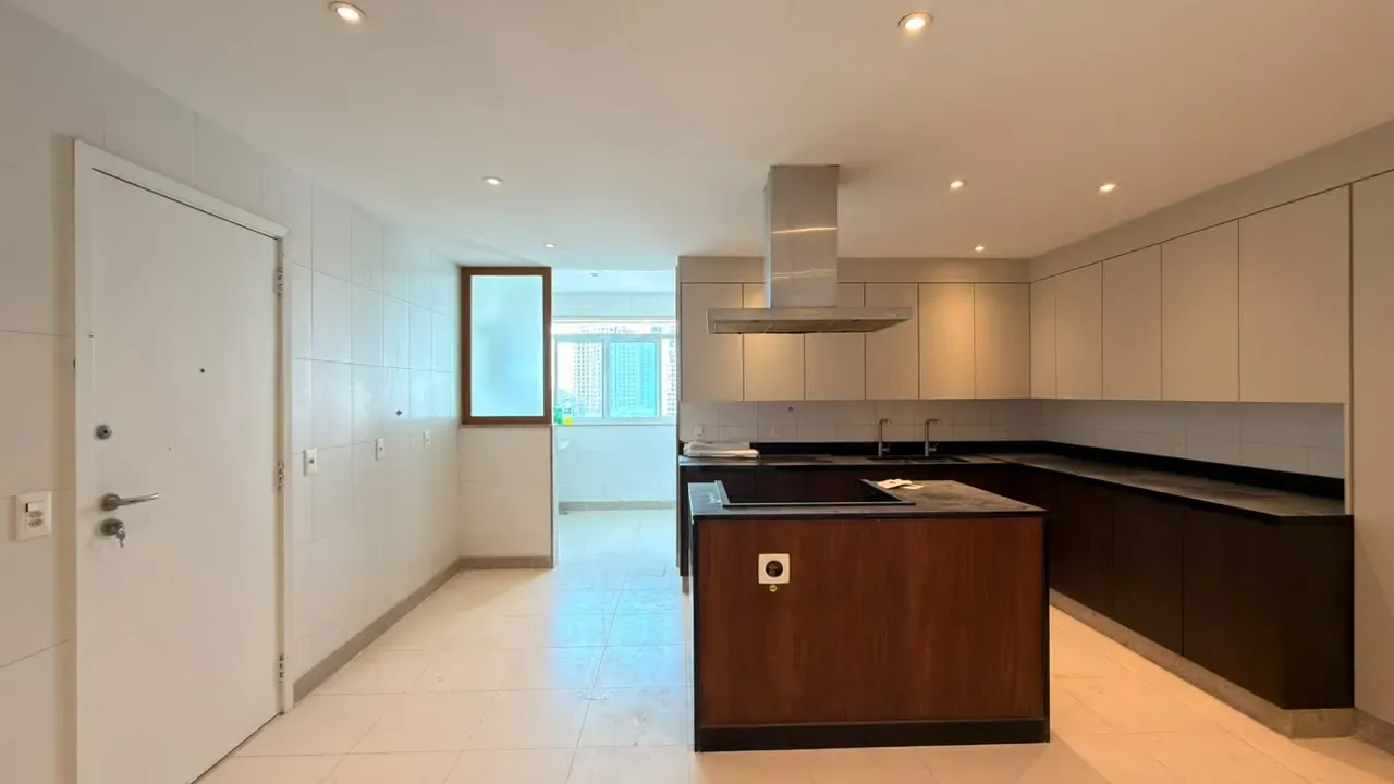 575 m² apartment with 5 en-suite bedrooms and glass balcony — photo 18