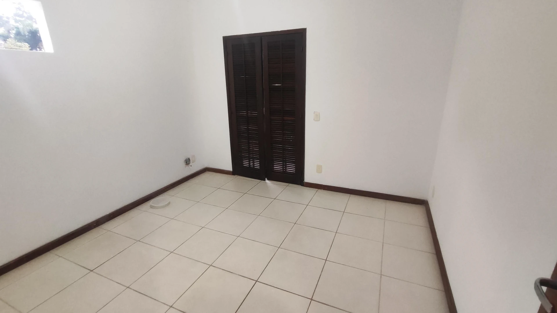 House with 3 bedrooms, 1 en-suite and 4 bathrooms — photo 38