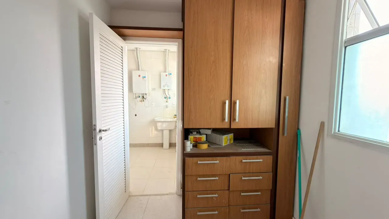 575 m² apartment with 5 en-suite bedrooms and glass balcony — photo 28