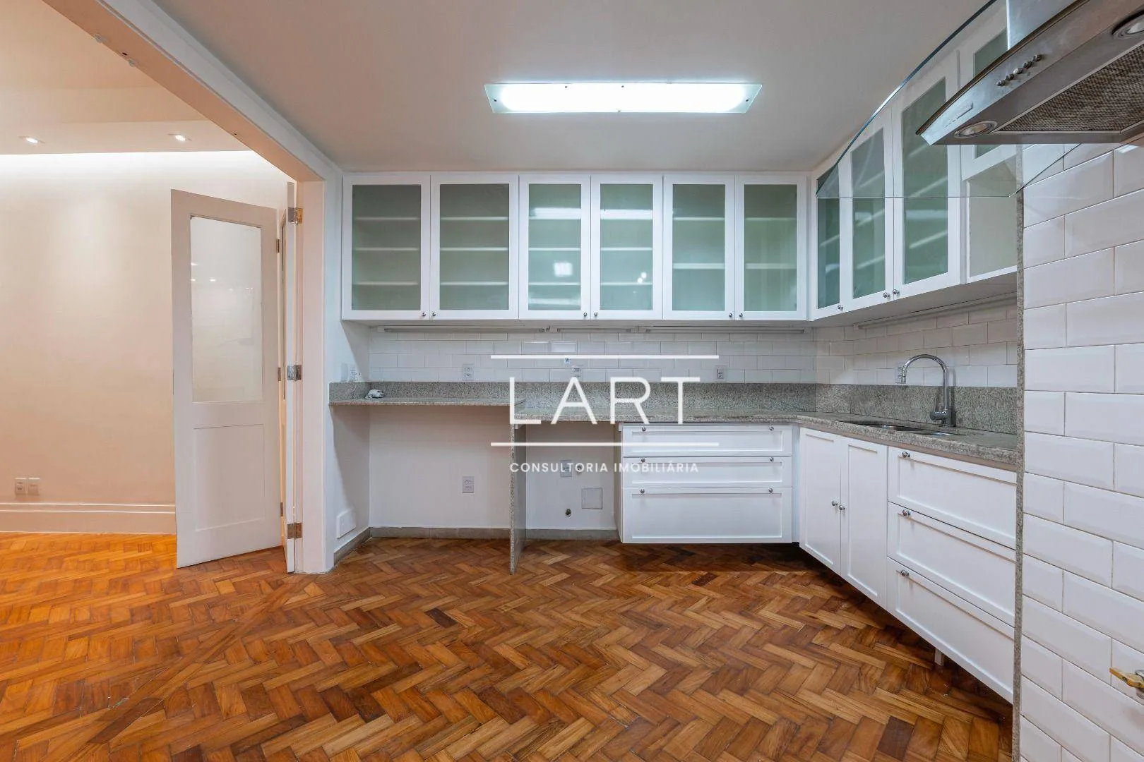 4-bedroom apartment with 5 bathrooms, 210 m² — photo 23