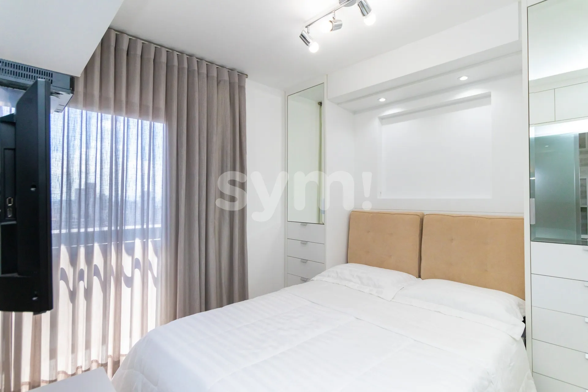Furnished 1-bedroom apartment with a glass-enclosed balcony — photo 95